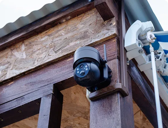 Caméra motorisée de vidéoprotection installée sur la charpente d’un local professionnel en Guyane
