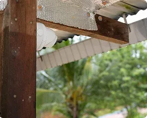 Caméra de vidéoprotection installée sous la charpente d’un site agricole en Guyane