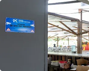 Panneau « site sous vidéoprotection » Kame Store sur un domaine agricole en Guyane
