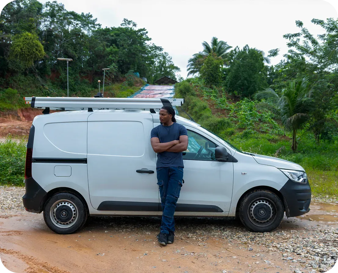 Technicien Kame Store Guyane devant son véhicule d’intervention, prêt pour une installation en Guyane